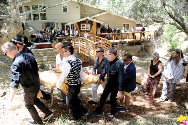 Poeple, women and death